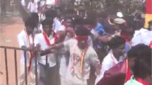 கட்டுக்கடங்காத கூட்டம்…. சுக்குநூறான தடுப்புகள்….