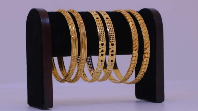 குட் நியூஸ்! தங்கம் விலை இன்று ரூ.960 குறைந்தது  