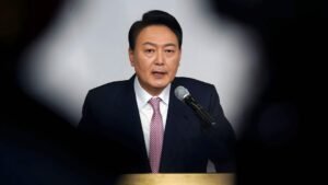 தென் கொரிய முன்னாள் அதிபர் யூன் சுக் இயோலுக்கு ஆயுள் தண்டனை  