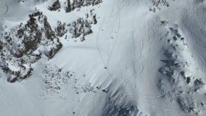 சுவிட்சர்லாந்தில் பனிச்சரிவினால் ரயில் தடம் புரண்டது: 80 பயணிகளின் நிலை என்ன?  