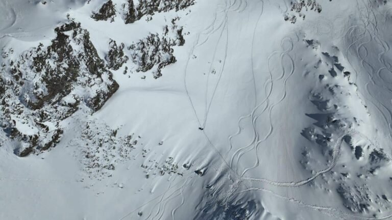 சுவிட்சர்லாந்தில் பனிச்சரிவினால் ரயில் தடம் புரண்டது: 80 பயணிகளின் நிலை என்ன?  