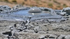 கொலம்பியாவில் வெடித்த சேறு எரிமலை: தீப்பிழம்புகள் சிதறியதன் பின்னணியில் உள்ள அறிவியல் என்ன?  