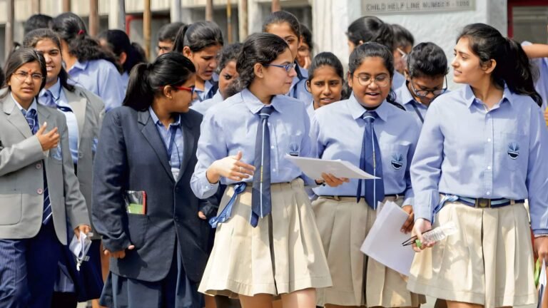 பொதுத்தேர்வு எழுதும் மாணவர்களுக்கு முக்கிய அறிவிப்புகளை வெளியிட்டது சிபிஎஸ்இ  