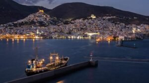 கிரீஸ் நாட்டில் இலவசமாக தங்குவதற்கு ஒரு தீவு: பூனைகளைப் பராமரித்தால் போதும்  