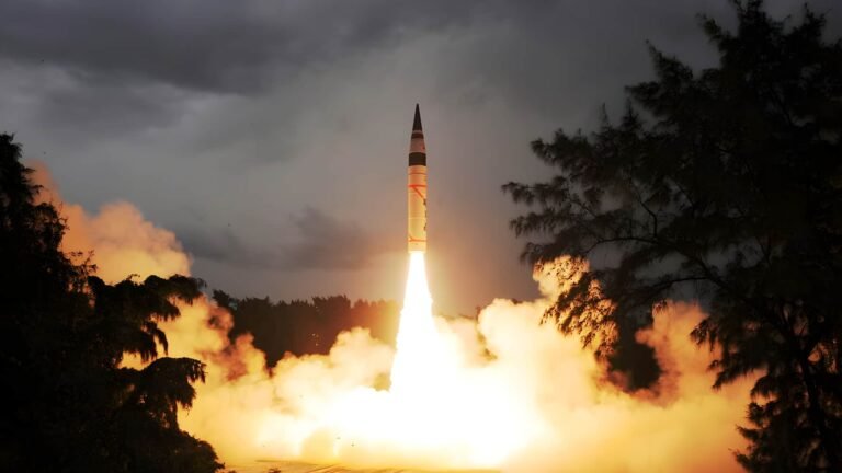 3,500 கிமீ தூரம் வரை பாய்ந்து தாக்கும் அக்னி-3 ஏவுகணை சோதனை வெற்றி  