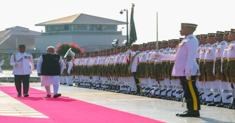 மலேசியா சென்றடைந்த பிரதமர் மோடிக்கு உற்சாக வரவேற்பு!