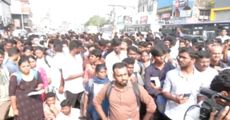 நிர்வாக குளறுபடி காரணமாக குரூப் 2 மற்றும் 2A தேர்வுகள் ஒத்திவைப்பு – தேர்வர்கள் சாலை மறியல்!