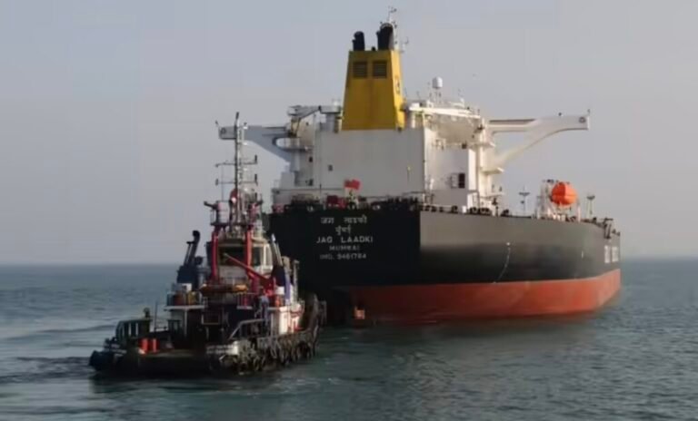 “எரிவாயு தட்டுப்பாட்டுக்கு எண்டு கார்டு” 81,000 மெட்ரிக் டன் கச்சா எண்ணெய்…. வளைகுடாவிலிருந்து இந்தியா வந்த 3-வது கப்பல்….!! 