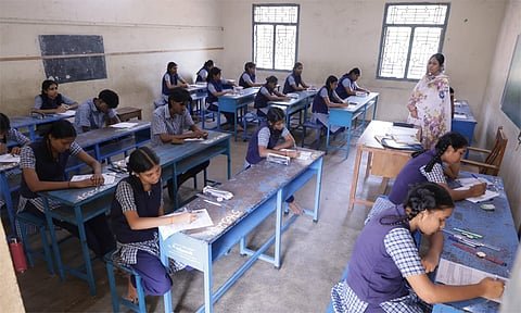 தமிழகத்தில் பொதுத்தேர்வு எழுதும் மாணவர்களுக்கு கூடுதலாக “1 மணி நேரம் வழங்கப்படும்”… யாருக்கு இந்த ஆஃபர் தெரியுமா..? வெளியான முக்கிய அறிவிப்பு..!!! 