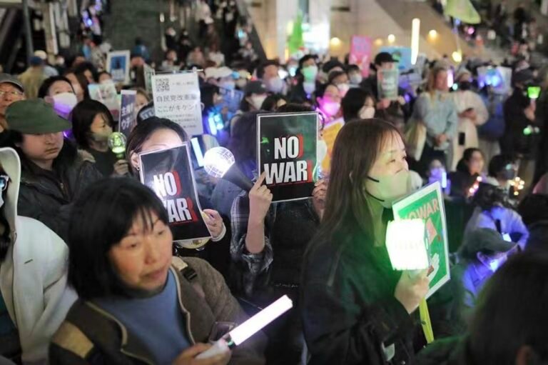 ஜப்பானிய அரசு மன்னிப்பு கேட்க கோரி ஆர்ப்பாட்டம் நடத்திய பொது மக்கள்