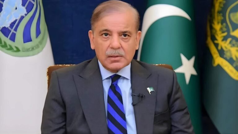 பொருளாதார நெருக்கடி: பாகிஸ்தானில் அரசு ஊழியர்களின் சம்பளத்தில் 30% வரை குறைப்பு  