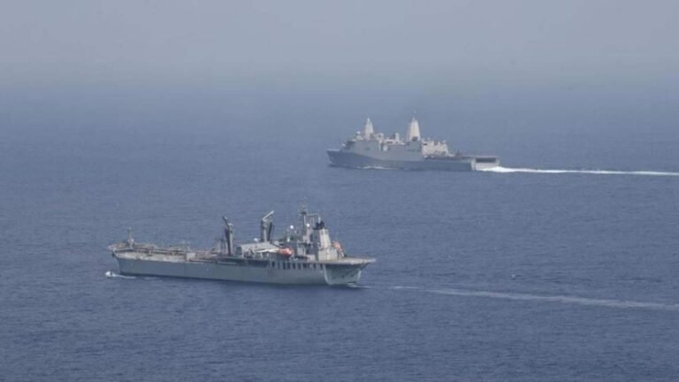 இந்தியக் கப்பல்களுக்குப் பாதுகாப்பு அளிக்கும் இந்திய கடற்படை  