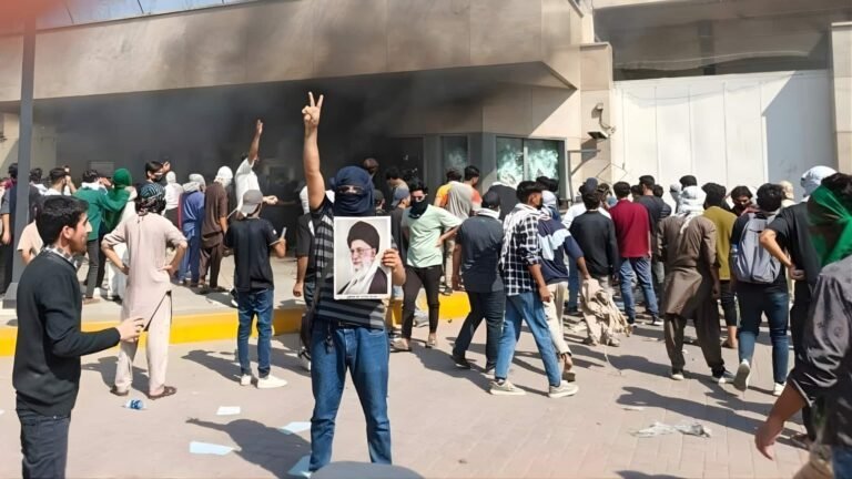 கராச்சியில் அமெரிக்கத் தூதரகம் தாக்குதல்: பாகிஸ்தான் துப்பாக்கிச் சூட்டில் 8 பேர் பலி  