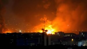 இஸ்ரேல் வான்வழித் தாக்குதலால் பற்றி எரியும் டெஹ்ரான் விமான நிலையம்  