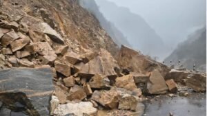 வட சிக்கிமில் ஏற்பட்ட தொடர் நிலச்சரிவுகளால் 200 சுற்றுலாப் பயணிகள் சிக்கித் தவிப்பு  