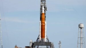 1972-க்குப் பிறகு மனிதர்கள் செல்லும் நிலவுப் பயணத்திற்கான கவுண்ட்டவுனை நாசா தொடங்கியுள்ளது  