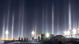 கனடா வானில் தோன்றிய மர்ம ஒளித்தூண்கள்: அறிவியலா? அதிசயமா?  