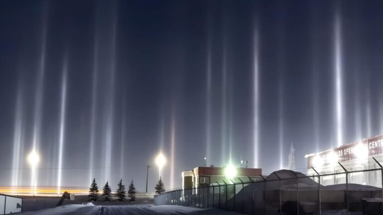 கனடா வானில் தோன்றிய மர்ம ஒளித்தூண்கள்: அறிவியலா? அதிசயமா?  