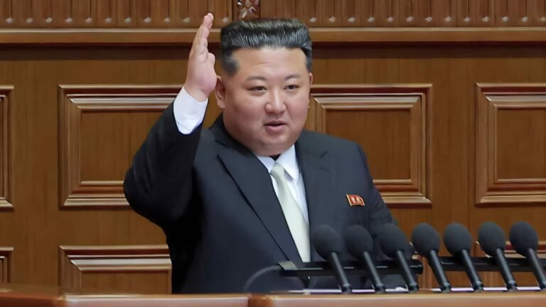 வடகொரியா அதிரடி: ஒரே நேரத்தில் 10 ஏவுகணைகளை வீசி சோதனை  