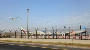 துபாய் விமான நிலையம் அருகே ட்ரோன் தாக்குதல்: விமான சேவைகள் பாதிப்பு  