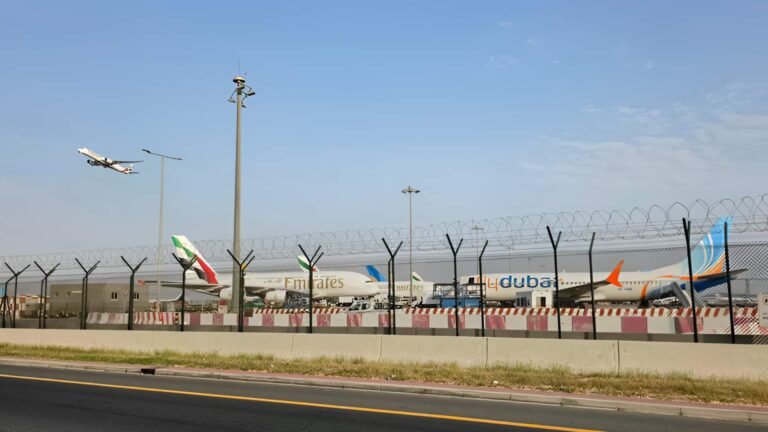 துபாய் விமான நிலையம் அருகே ட்ரோன் தாக்குதல்: விமான சேவைகள் பாதிப்பு  