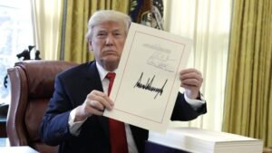 உச்ச நீதிமன்ற உத்தரவிற்கு பிறகு ‘வேறு வடிவத்தில்’ வரிகளை விதிக்க டிரம்ப் திட்டம்?  