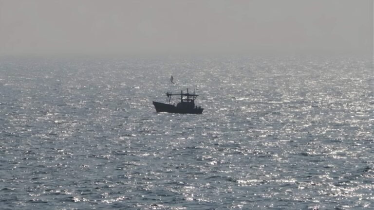 இலங்கை கடற்பரப்பில் மற்றுமொரு ஈரான் கப்பல்: மாலுமிகளைக் காக்க இலங்கை அரசு தீவிரம்  