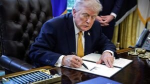 அமெரிக்க டாலரில் ட்ரம்ப் கையெழுத்து: 165 கால பாரம்பரியத்தை உடைக்கும் டிரம்ப்  