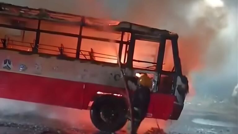 பெங்களூர் லூலூ மால் அருகே கேஎஸ்ஆர்டிசி பேருந்து தீப்பிடித்து எரிந்தது  