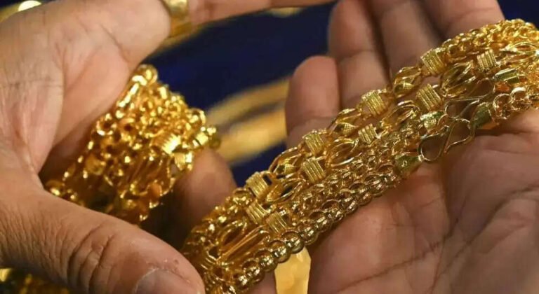 மார்ச் மாதத்தில் மட்டும் தங்கம் விலை எவ்வளவு குறைந்தது தெரியுமா ?
