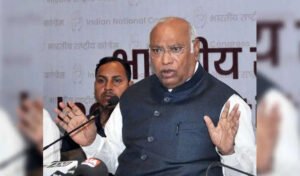 மல்லிகார்ஜுன கார்கே ‘விஷ பாம்பு’ குறித்த சர்ச்சை பேச்சு- தேர்தல் ஆணையத்தில் புகார்