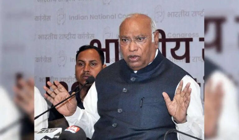 மல்லிகார்ஜுன கார்கே ‘விஷ பாம்பு’ குறித்த சர்ச்சை பேச்சு- தேர்தல் ஆணையத்தில் புகார்