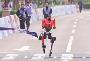 பெய்ஜிங்கில் மாரத்தான் போட்டியில் மனிதர்களின் சாதனையை முறியடித்த ரோபோக்கள்