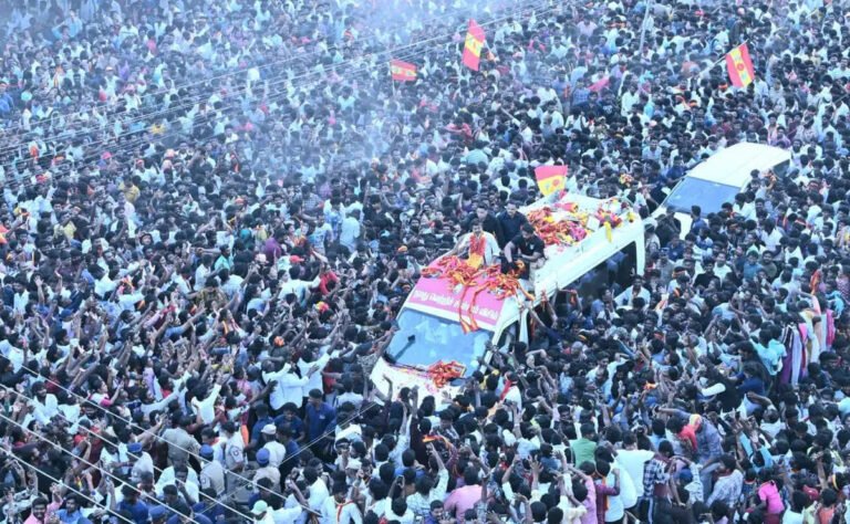 விஜய் பரப்புரையில் விதிமீறல்- தவெக நிர்வாகிகள் 11 பேர் மீது வழக்குப்பதிவு