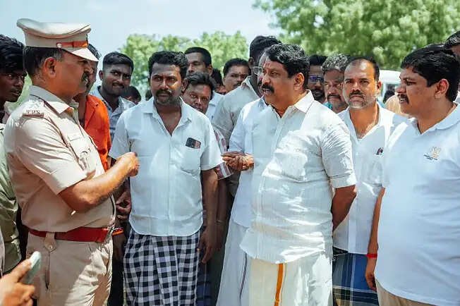 பட்டாசு ஆலை விபத்து: பாதிக்கப்பட்ட தொழிலாளர்களை சந்தித்து நயினார் நாகேந்திரன் நலம் விசாரிப்பு..!