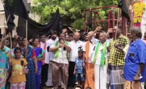 `ஜனநாயகன்’ படத்திற்கு எதிராக கருப்பு கொடி – போராட்டத்தில் இறங்கிய கிராம மக்கள்