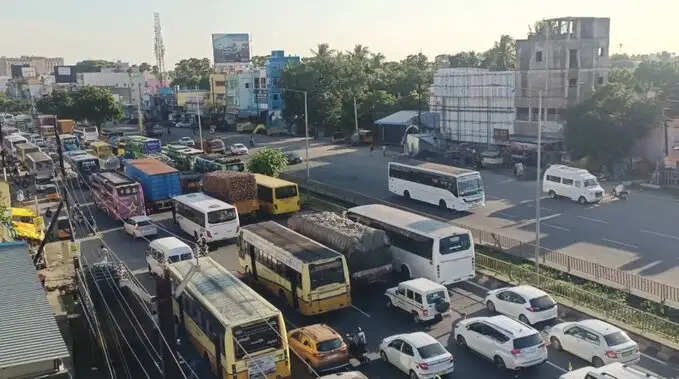 சிங்கப்பெருமாள் கோவில் அருகே போக்குவரத்து நெரிசல்