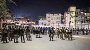 மணிப்பூரில் மீண்டும் வன்முறை: போராட்டக்காரர்களைக் கலைக்க கண்ணீர்ப் புகை, புகை குண்டுகள் வீச்சு  