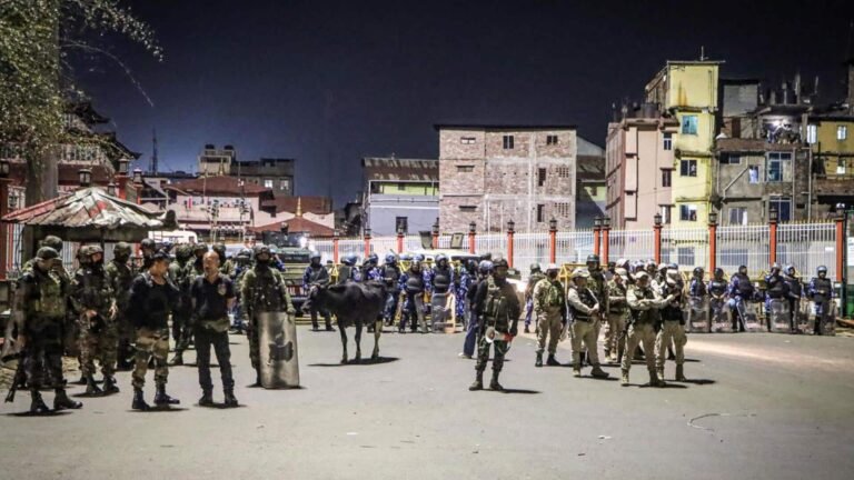 மணிப்பூரில் மீண்டும் வன்முறை: போராட்டக்காரர்களைக் கலைக்க கண்ணீர்ப் புகை, புகை குண்டுகள் வீச்சு  