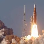மனிதர்களை நிலவுக்குக் கொண்டு செல்லும் ஆர்டெமிஸ் II விண்கலத்தை நாசா விண்ணில் செலுத்தியது  