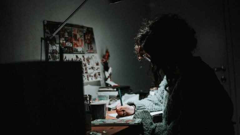 சுய ஒழுக்கத்தை வளர்க்க 5 நிமிட இரவுப் பழக்கம்!  