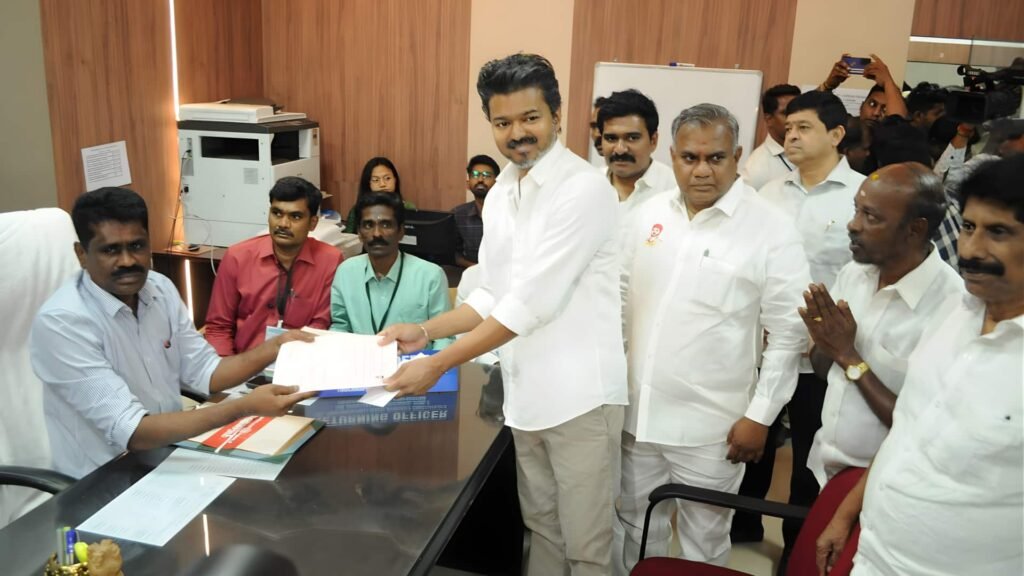 திருச்சி கிழக்குத் தொகுதியில் விஜய் வேட்புமனு தாக்கல்  