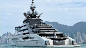 ஹார்முஸ் வழியாக தப்பிசென்ற தடைசெய்யப்பட்ட ரஷ்ய கோடீஸ்வரரின் 500 மில்லியன் டாலர் யாட்ச்  