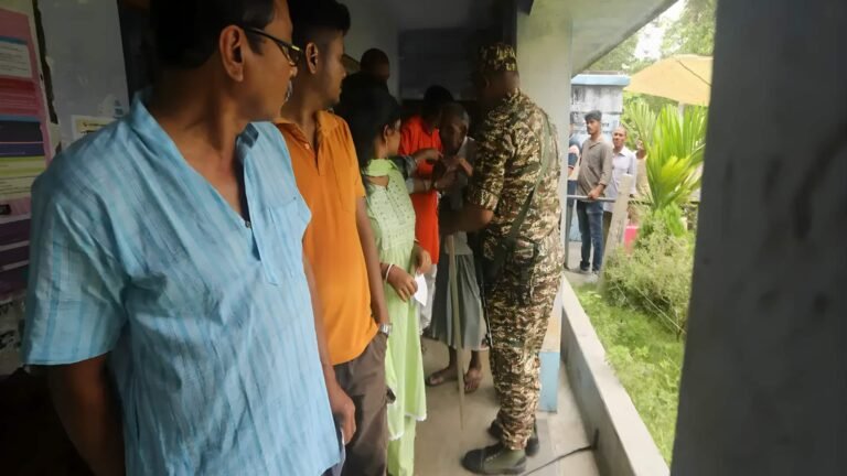 மேற்கு வங்கத் தேர்தல் 2026: முர்சிதாபாத்தில் வெடிகுண்டு வீச்சு; பலர் படுகாயம்  