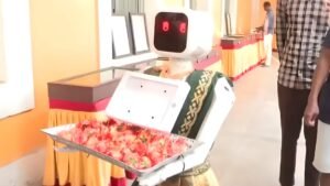 புதுச்சேரி வாக்குச்சாவடியில் ‘நிலா’ ரோபோவின் வரவேற்பு! கோயம்புத்தூர் நிறுவனம் உருவாக்கிய நவீன தொழில்நுட்பம்  