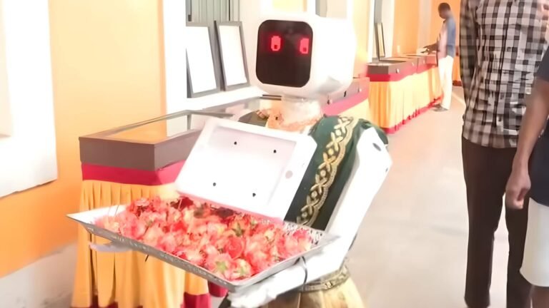 புதுச்சேரி வாக்குச்சாவடியில் ‘நிலா’ ரோபோவின் வரவேற்பு! கோயம்புத்தூர் நிறுவனம் உருவாக்கிய நவீன தொழில்நுட்பம்  