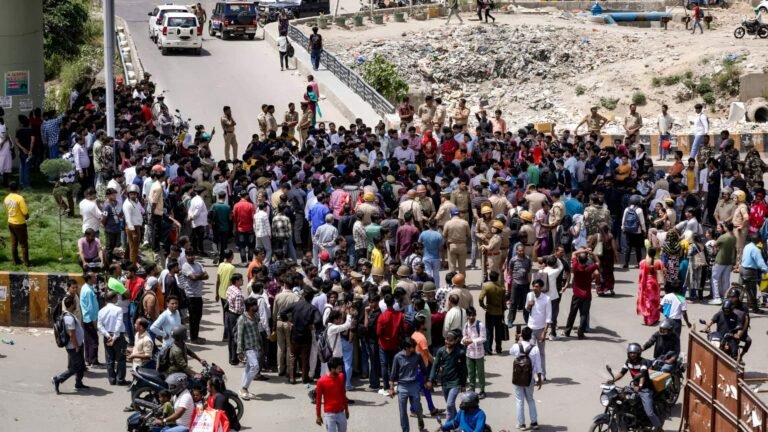 நொய்டாவில் போர்க்களமான சாலைகள்! தொழிலாளர்கள் போராட்டத்தில் வன்முறை  