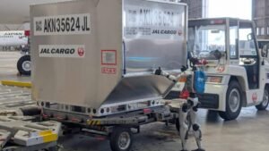 டோக்கியோ விமான நிலையத்தில் பயணப் பெட்டிகளை கையாளும் பணியில் மனித உருவ ரோபோக்கள்!  