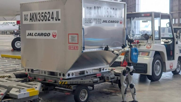 டோக்கியோ விமான நிலையத்தில் பயணப் பெட்டிகளை கையாளும் பணியில் மனித உருவ ரோபோக்கள்!  