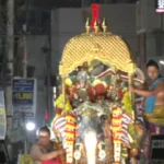 மதுரை சித்திரை திருவிழா – திருக்கல்யாண அலங்காரத்தில் வீதியுலா சென்ற மீனாட்சி, சுந்தரேஸ்வரர்!